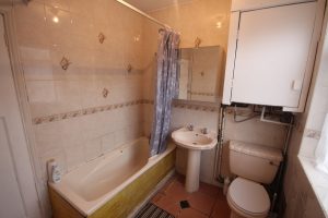 Properties for Sale in LS8: Hares Terrace Leeds family bathroom