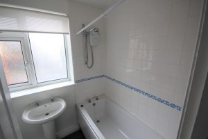 Property for rent in LS15 Irwin Approach Leeds bathroom