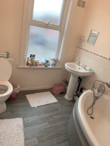 Apartment for rent in LS9: Compton Road Leeds bathroom