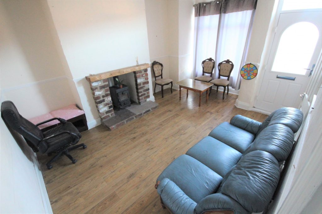 Property for rent on Compton Road Leeds, LS9 lounge