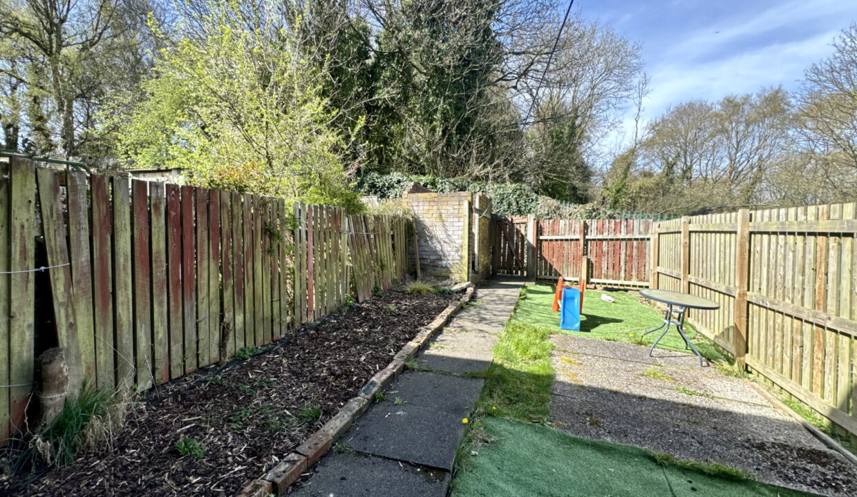 Manor-Farm-Gardens-Leeds-LS10-10